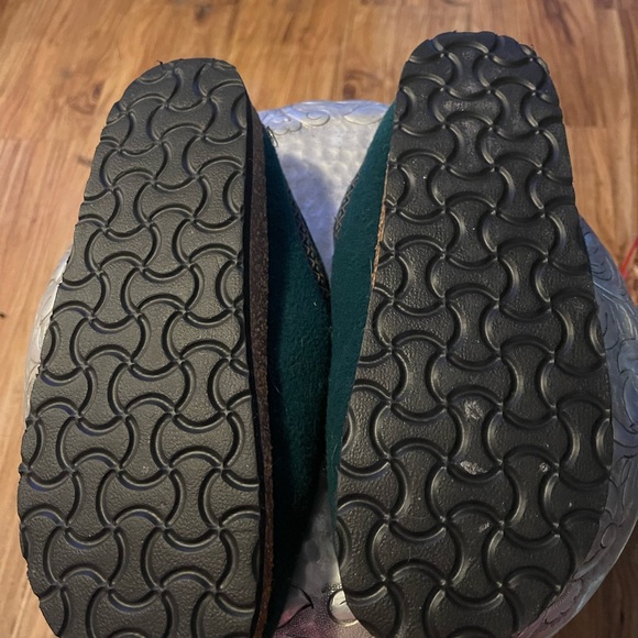 Eddie Bauer Green and Cream Women's Slippers - Picture 4 of 4